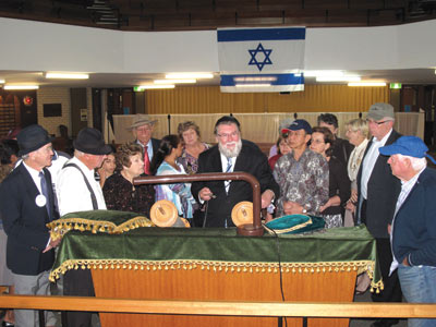 Catholics joined Fr Timothy Deeter for a tour of the Menora Synagogue, hosted by senior Rabbi Dovid Freilich