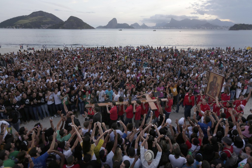 Young people carry the World Youth Day cross during its arrival on May 19 in Icarai beach in Niteroi, Brazil. PHOTO: CNS/Ricardo Moraes, Reuters