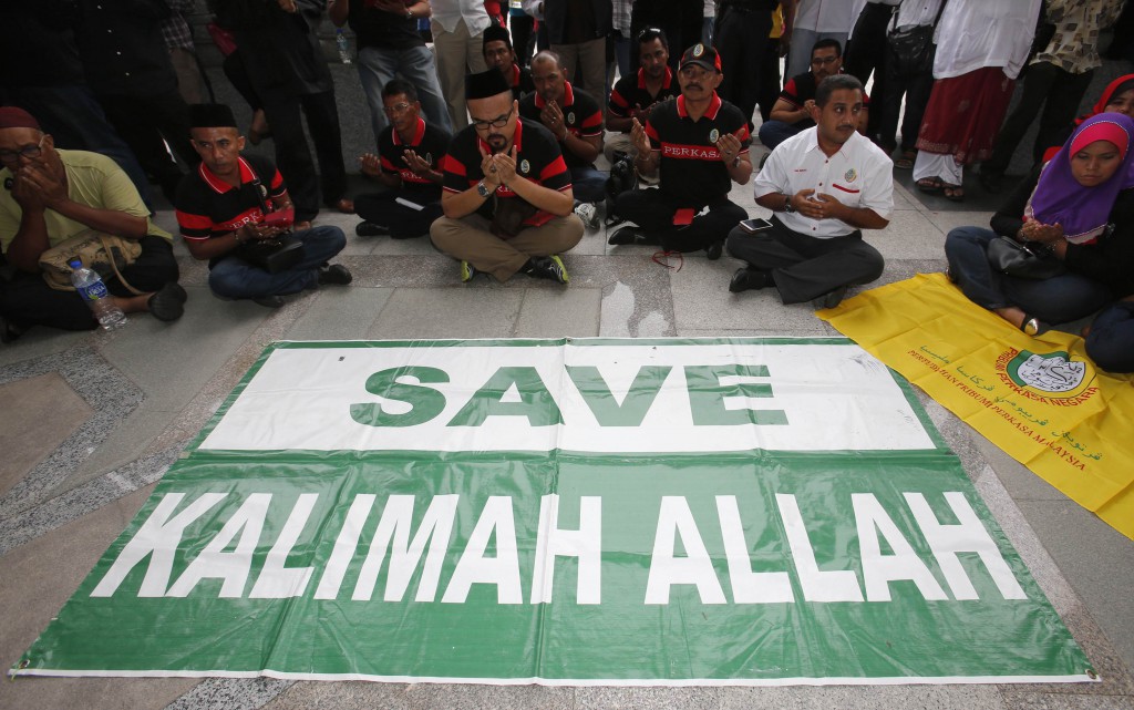 Muslim demonstrators display a banner that reads, "Save the word Allah," outside Malaysia's Court of Appeal in Putrajaya Aug. 22. In a case that has sparked nationwide debate over which religion has exclusive rights to the word Allah, a three-member panel of the Court of Appeal ruled unanimously that the governmentÕs efforts to ban the use of the word in Christian publications will continue. Allah is the Arabic word for God. PHOTO: CNS/Bazuki Muhammad