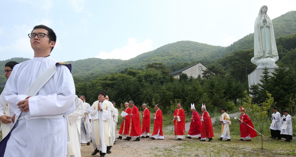 A Catholic ceremony takes place at the historic Chon Jin Am site in Gwangju, South Korea, June 24. The country is set to host about 30 countries for a five-day Asian Youth Day event that is focused on formation and spiritual life, particularly for youth leaders. The event will coincide with Pope Francis visit to that country, where he is scheduled to beatify 124 Korean martyrs. PHOTO: CNS/YONHAPNEWS  via EPA