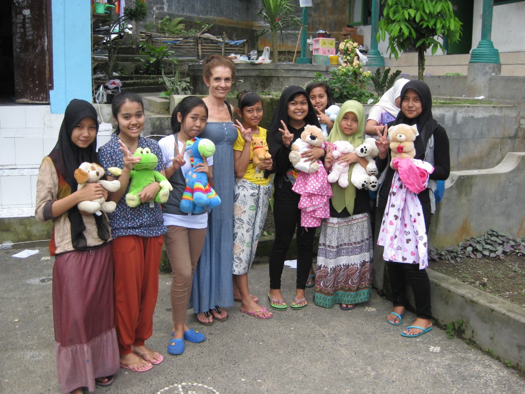 Rosalie Nodwell with orphans from Yappenantin Orphanage in Bali. PHOTO: SJGSH