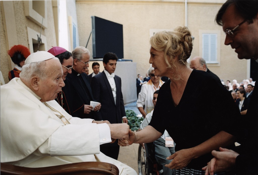 Linda Watson, founder of Linda’s House of Hope, pictured meeting then-Pope John Paul II, has spent the last 16-odd-years of ministry helping women in Perth. PHOTO: File Photo