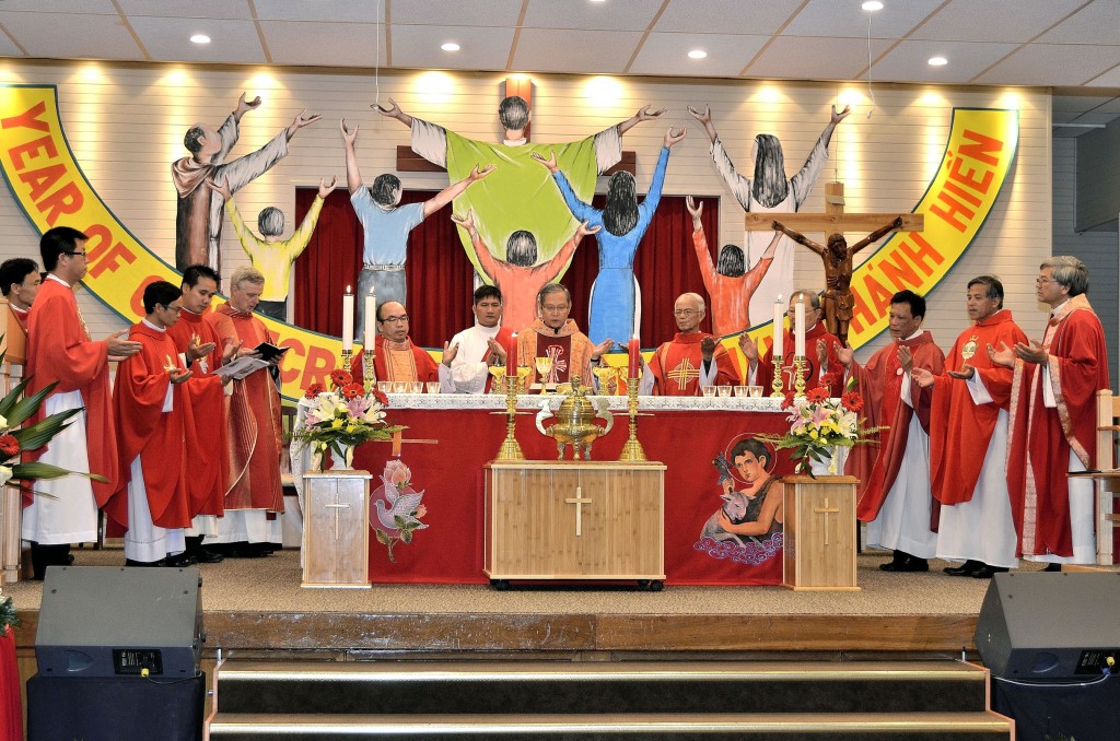 Chaplain of the Vietnamese Community, Fr Mong Huynh, celebrates the Eucharist with 11 priests as Perth’s Vietnamese Catholic Community marks the approaching end of Year of Consecrated life Photo: Supplied.