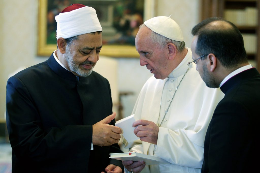 Pope Francis exchanges gifts with Ahmad el-Tayeb, Grand Imam of Egypt's al-Azhar Mosque and University, during a private meeting at the Vatican on May 23. Photo: CNS /Max Rossi.