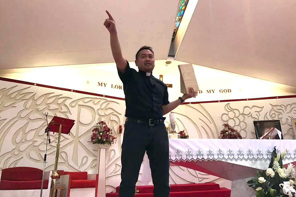 Practical theology, family meals and spiritual combat were some themes of the recent ‘Why Be Catholic?’ conference in Perth, where US priest Fr Leo Patalinghug was a guest speaker. Photo: Supplied