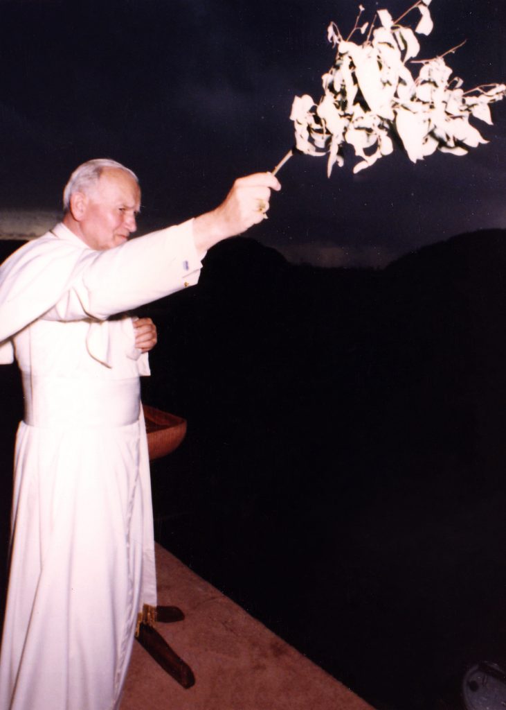 Saint Pope John Paul II blesses Aborigines and Torres Strait Islanders at Blatherskite Park in Alice Springs on 29 November 1986. Photo: Supplied
