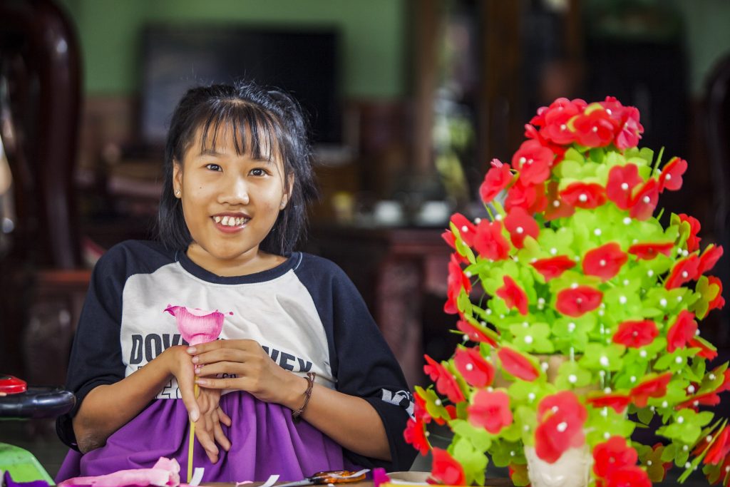 Nguyet has both a passion and talent for making power flowers. Photo: Nguyen Minh Dinc/Caritas Australia.