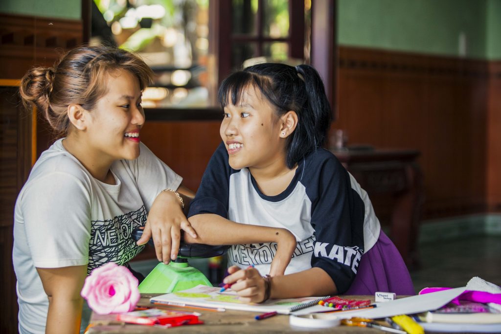 Nguyet playing outdoors with friends. Photo: Nguyen Minh Dinc/Caritas Australia.