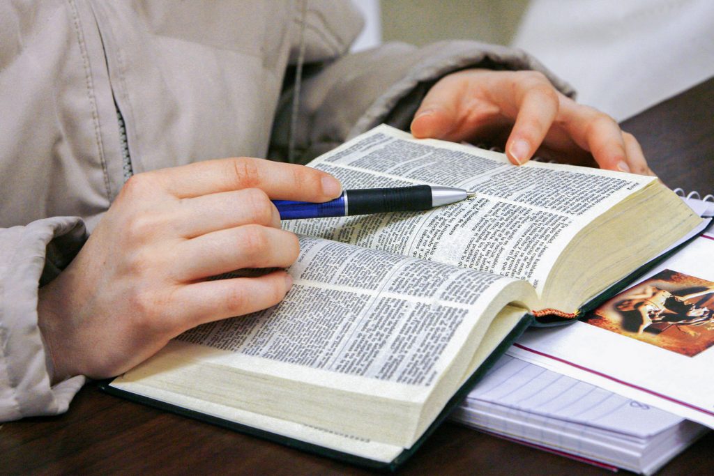 A young woman studies the Bible at St Mary of Celle Parish in Berwyn Ill in this 18 March 2009 file photo. Photo: Karen Callaway/Catolico.